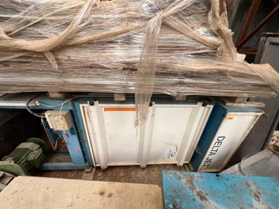 un gros tas de bois posé sur une palette