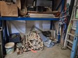 un tas de bric-à-brac posé sur une étagère dans un garage