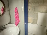 une salle de bain avec un lavabo et un miroir