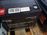 many batteries that are sitting on a pallet