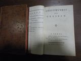 un livre ouvert posé sur une table, avec une couverture marron