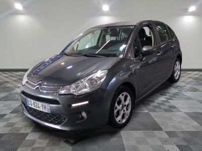 la citrole grise est garée dans le garage sur un sol en damier