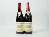 deux bouteilles de vin rouge posées l'une à côté de l'autre sur une surface blanche