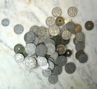 Lot de 31 pièces en métal et argent comprenant :