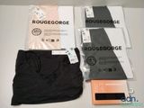 le contenu d’une paire de vêtements pour homme est disposé sur une table