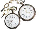 deux montres de poche posées l'une à côté de l'autre