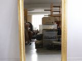 un miroir posé sur le sol d'une pièce
