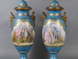 une paire de vases bleus et dorés ornés de figures peintes