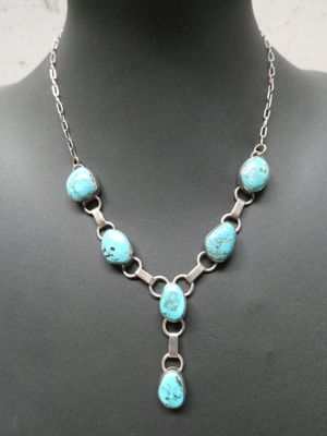 gros plan d'un collier sur un mannequin mannequin mannequin mannequin mannequin mannequin mannequin mannequin mannequin