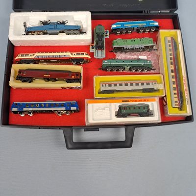 une boîte contenant tout un tas de petits trains