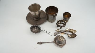 de nombreux objets en argent posés sur une table blanche