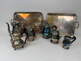 de nombreux objets en argent et en verre posés sur une table