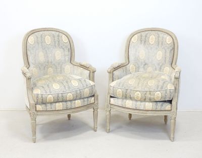 paire de fauteuils rembourrés de style Louis XVI