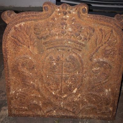Plaque de cheminée en fonte moulée d'armes à fleurs de lys e…