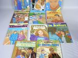 une pile de livres pour enfants posée sur une table