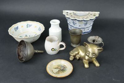 Lot comprenant bouquetière, bol, pots à moutarde, sujet chat…