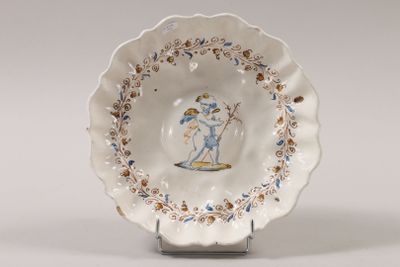 une assiette blanche sur laquelle est représenté un homme