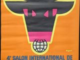 une affiche orange et noire sur laquelle figure une tête de taureau