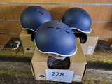 trois casques posés sur une boîte en carton