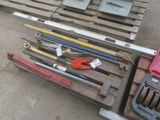 un tas d'outils posé sur une palette en bois