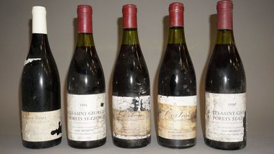 six bouteilles de vin sont alignées sur une table