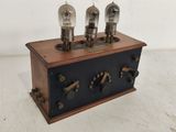 une radio à l'ancienne avec trois ampoules sur le dessus