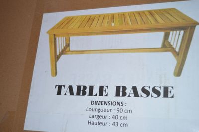 une pancarte posée sur une table sur laquelle on peut lire « table basse »