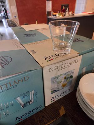 trois cartons de verres à vin sur la table