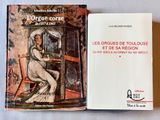 les livres sont posés les uns à côté des autres sur une table