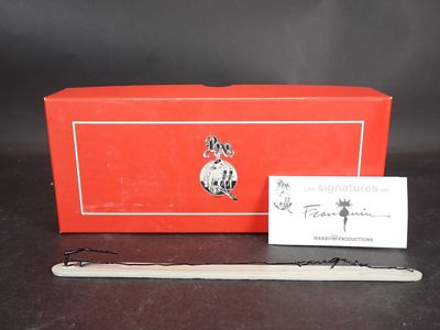 une image représentant une boîte rouge avec un stylo et une carte