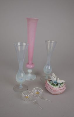 deux vases posés l'un à côté de l'autre sur une table