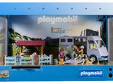 un coffret Playmobil dans sa boîte, posé sur la table