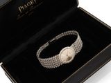une image représentant une montre pour femme dans son écrin, sur fond blanc