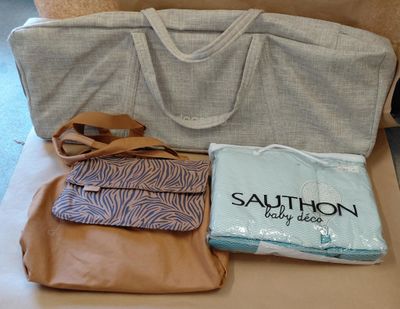 un sac et un sac à main posés sur une chaise
