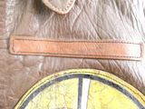 un gros plan d'un sac en cuir muni d'une étiquette
