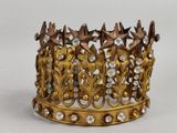 une image représentant une couronne en or ornée d'étoiles et de fleurs