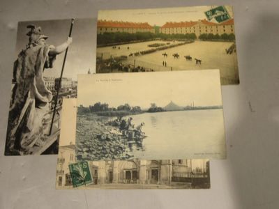 plusieurs vieilles photos d'un homme debout au bord d'un plan d'eau