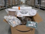 une image représentant une boîte en carton remplie d'une multitude d'objets divers