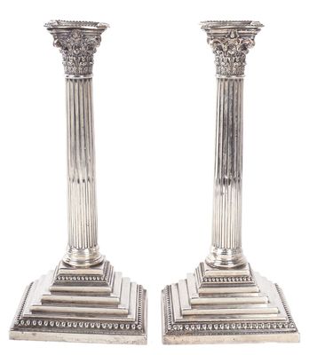 paire de bougeoirs anciens en métal argenté
