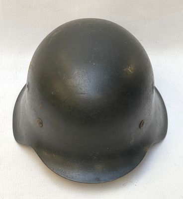 un gros plan d'un casque posé sur une surface blanche