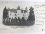 une photo en noir et blanc représentant un château, des chevaux et des personnes