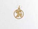 un pendentif en or représentant un homme et une femme à l'intérieur d'un cercle