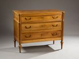 une commode ancienne comportant trois tiroirs et trois tiroirs de chaque côté