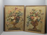 deux tableaux encadrés représentant des fleurs dans un vase posé sur une table