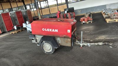 une machine rouge garée dans un entrepôt