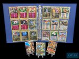 Jeu de cartes à collectionner Pokémon présenté dans un classeur bleu sur fond noir