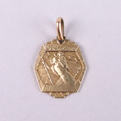 une médaille d'or avec la photo d'une femme dessus
