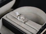 une bague dans un écrin, sertie d'un diamant