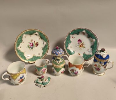 de nombreux types de tasses à thé et de soucoupes sur la table