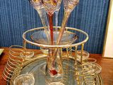 quatre verres à vin posés sur un plateau, sur une table
